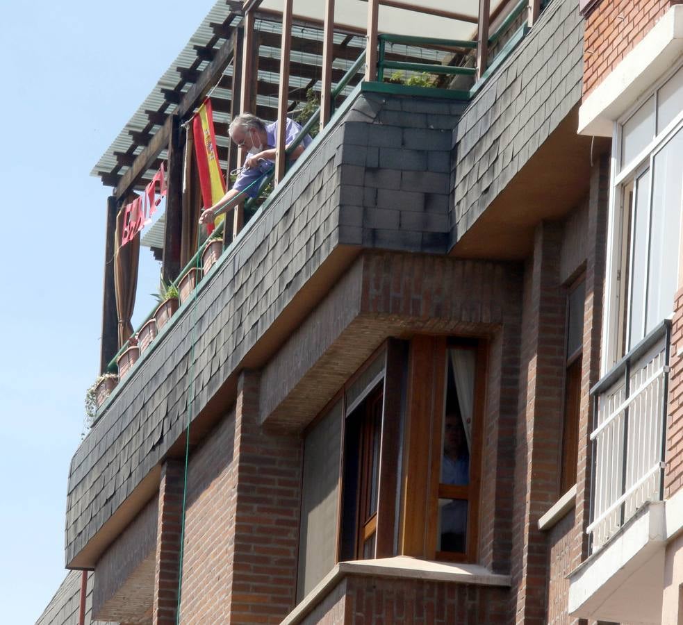 Los sanitarios atienden al sujeto, que ha permanecido más de cuatro horas en su terraza del barrio de Delicias empuñando las armas y efectuando disparos al aire