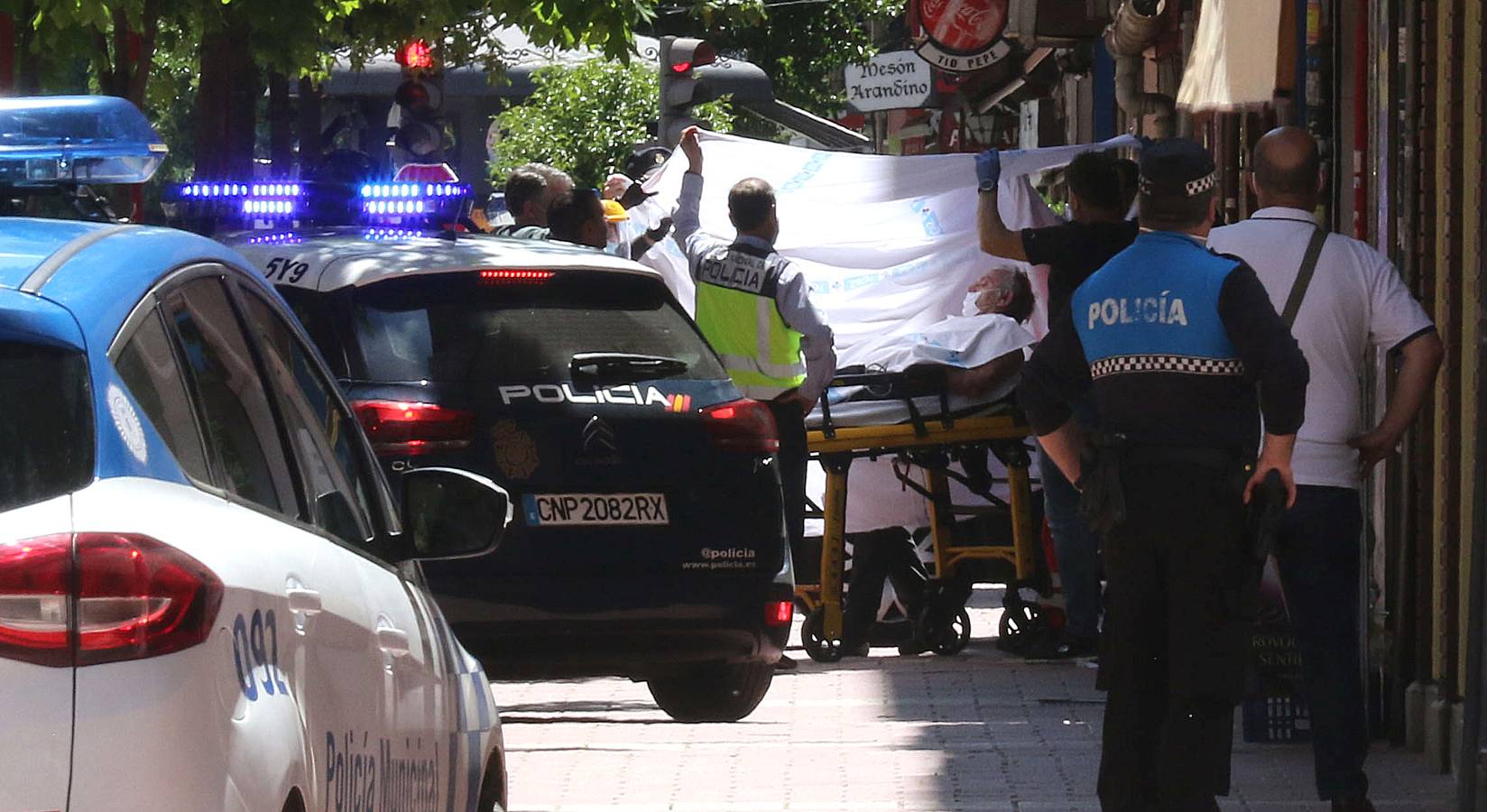 Los sanitarios atienden al sujeto, que ha permanecido más de cuatro horas en su terraza del barrio de Delicias empuñando las armas y efectuando disparos al aire