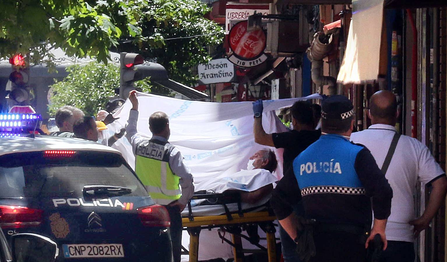 Los sanitarios atienden al sujeto, que ha permanecido más de cuatro horas en su terraza del barrio de Delicias empuñando las armas y efectuando disparos al aire