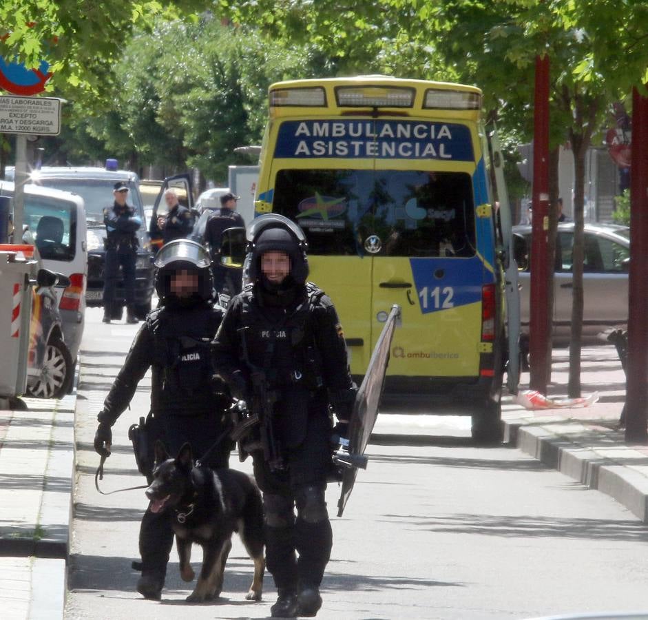 Los sanitarios atienden al sujeto, que ha permanecido más de cuatro horas en su terraza del barrio de Delicias empuñando las armas y efectuando disparos al aire