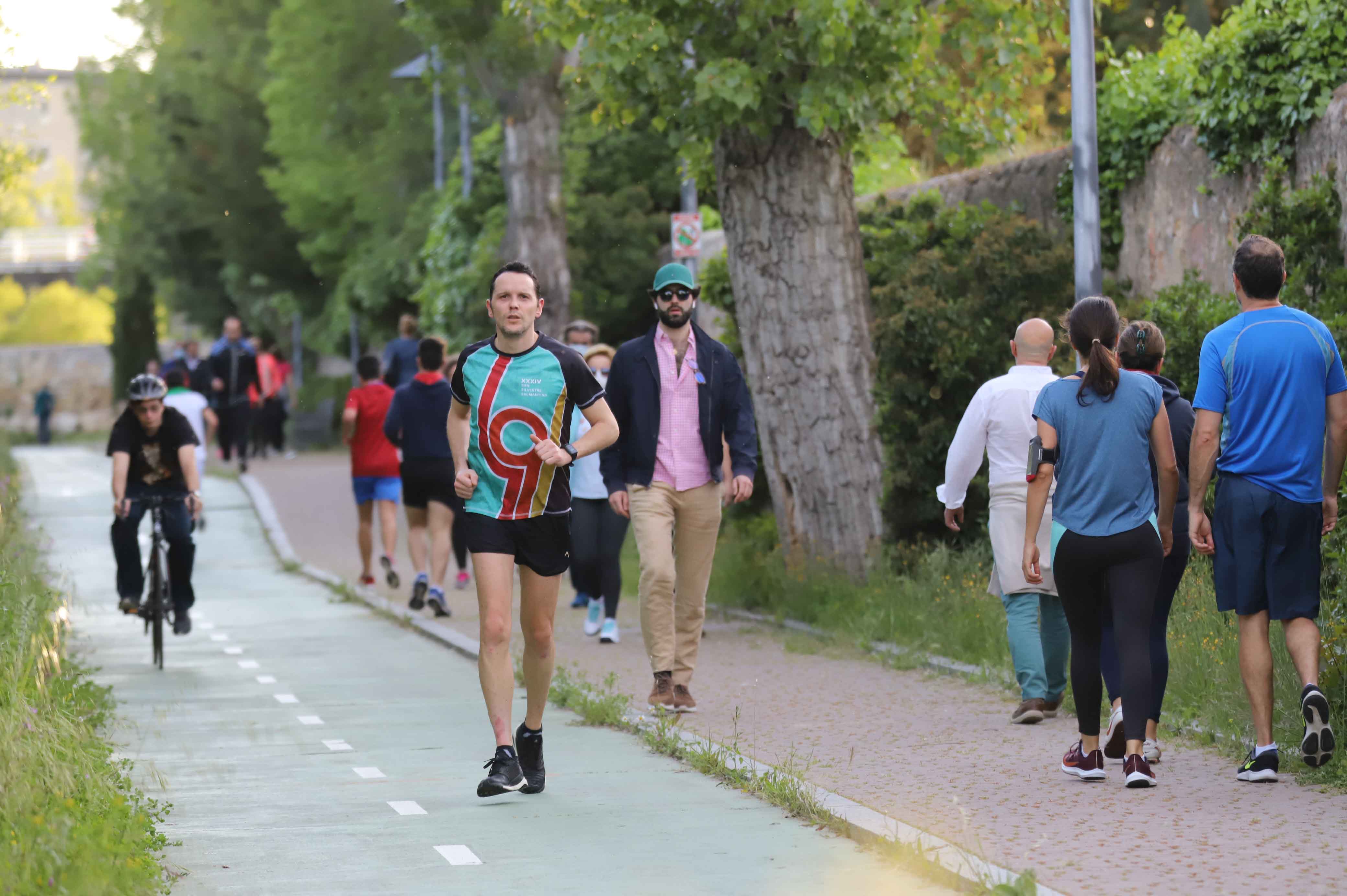 Fotos: Los salmantinos disfrutan de su primera tarde de paseo y deporte