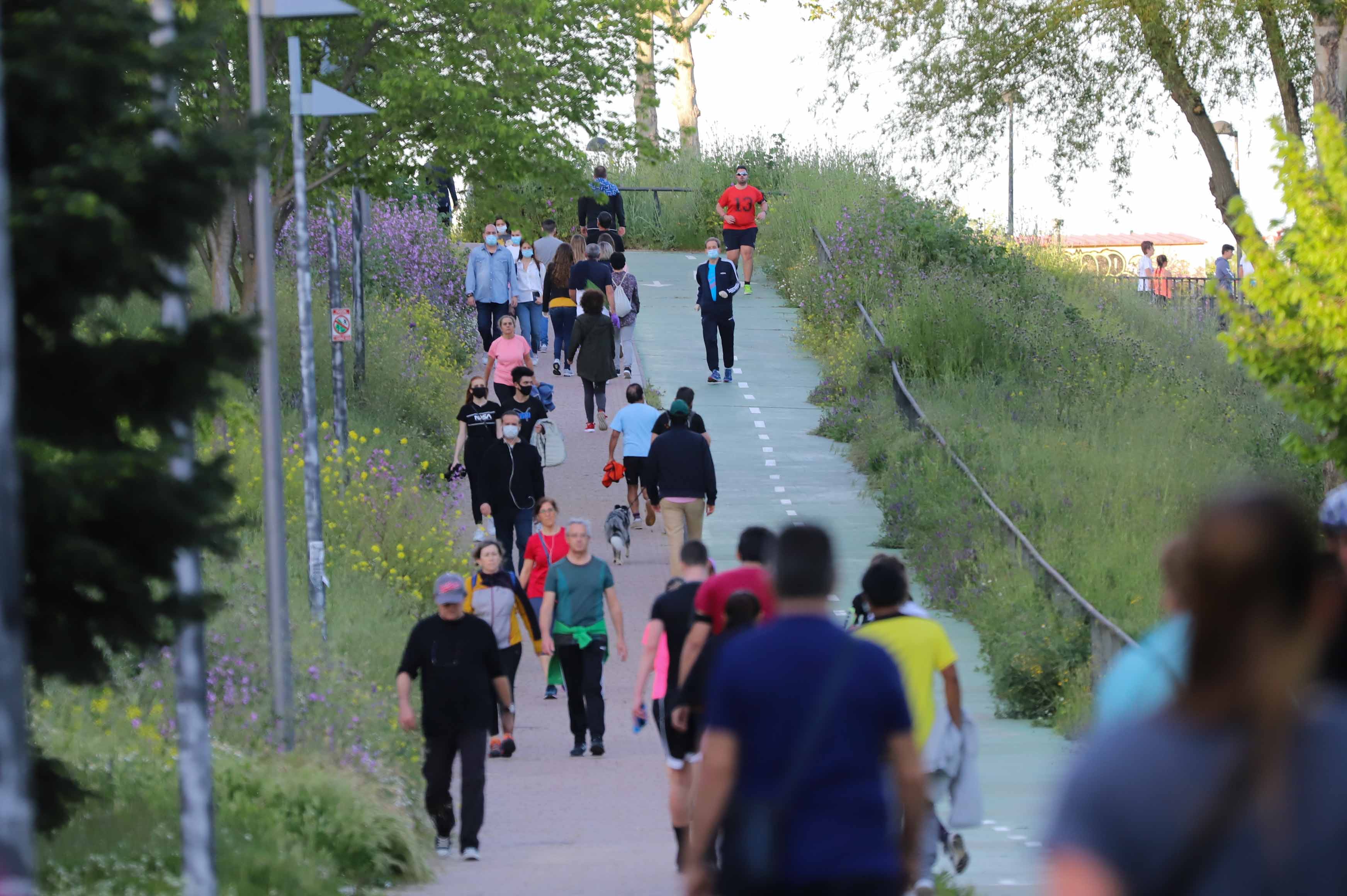 Fotos: Los salmantinos disfrutan de su primera tarde de paseo y deporte
