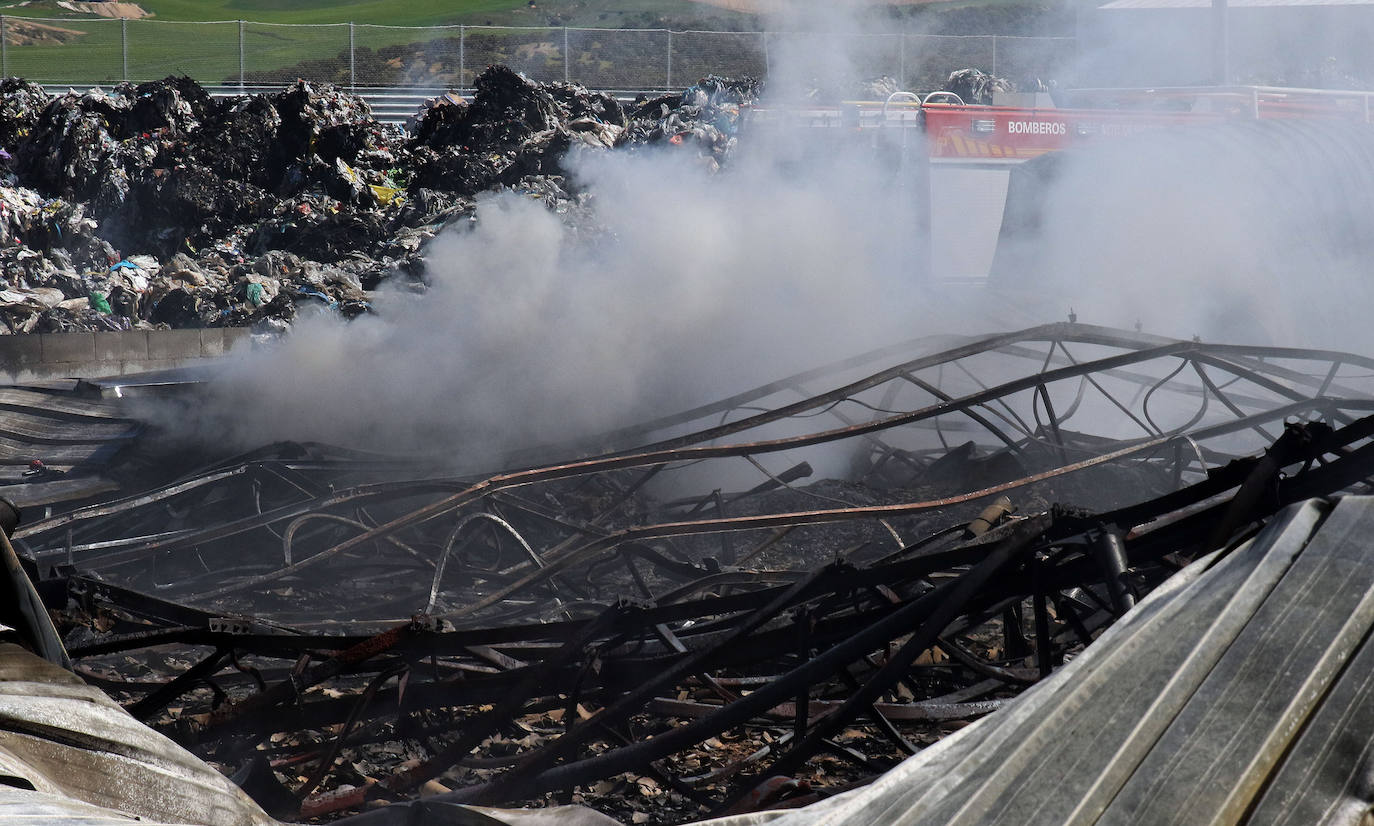 Los bomberos aún actuaban a primera hora de la mañana en los restos del incendio de la nave. 