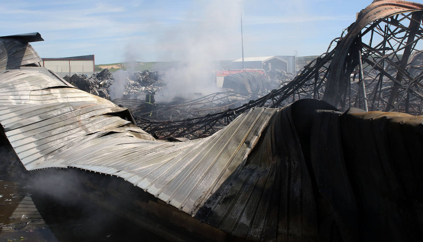 Los bomberos aún actuaban a primera hora de la mañana en los restos del incendio de la nave. 