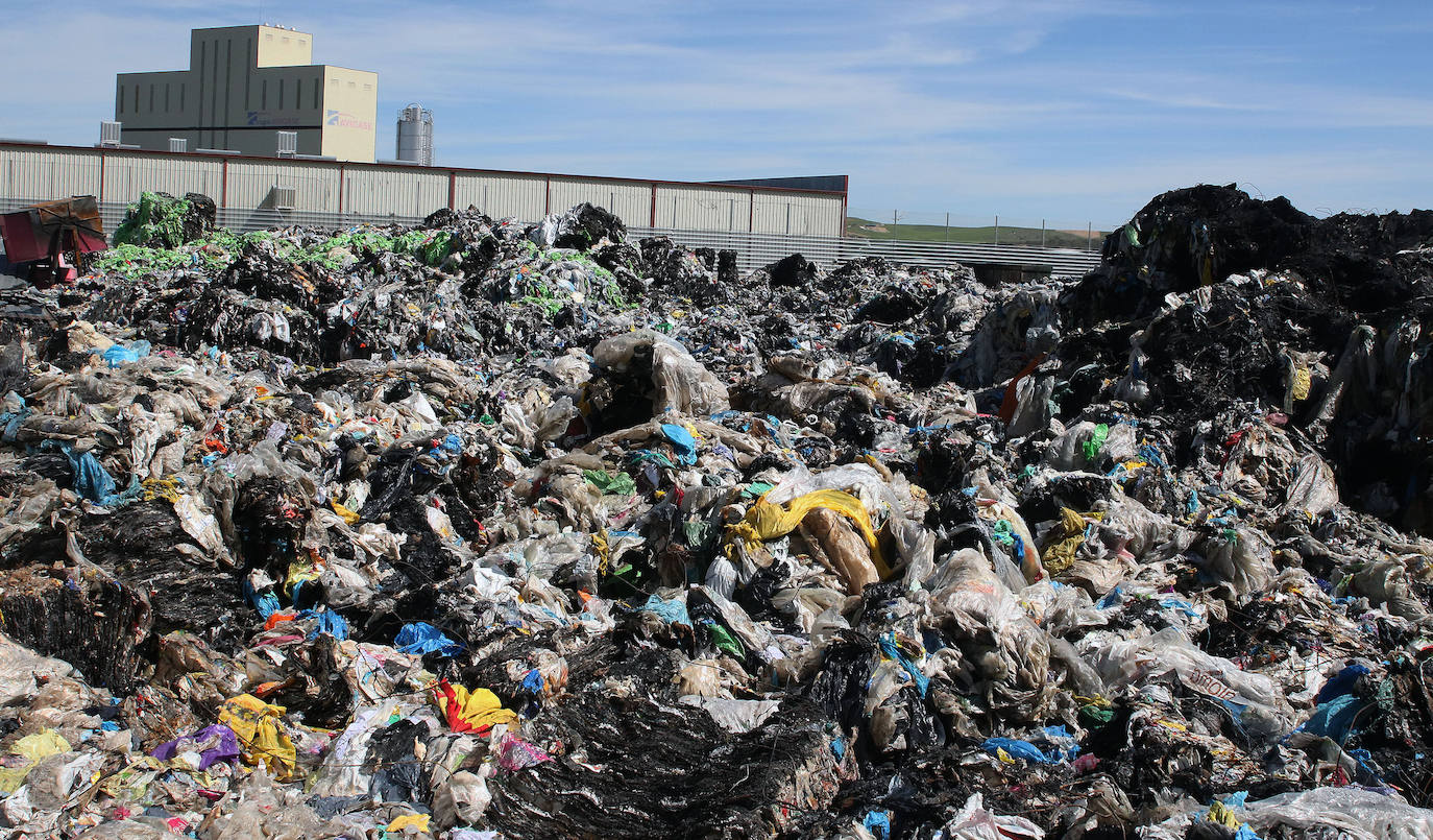 Los bomberos aún actuaban a primera hora de la mañana en los restos del incendio de la nave. 