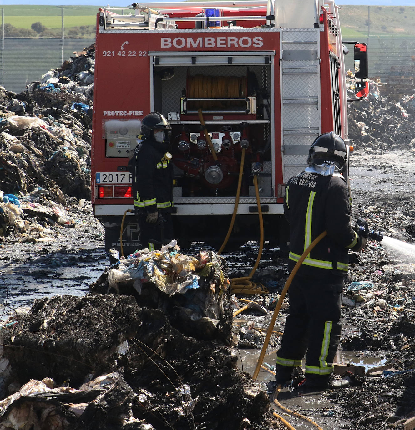 Los bomberos aún actuaban a primera hora de la mañana en los restos del incendio de la nave. 