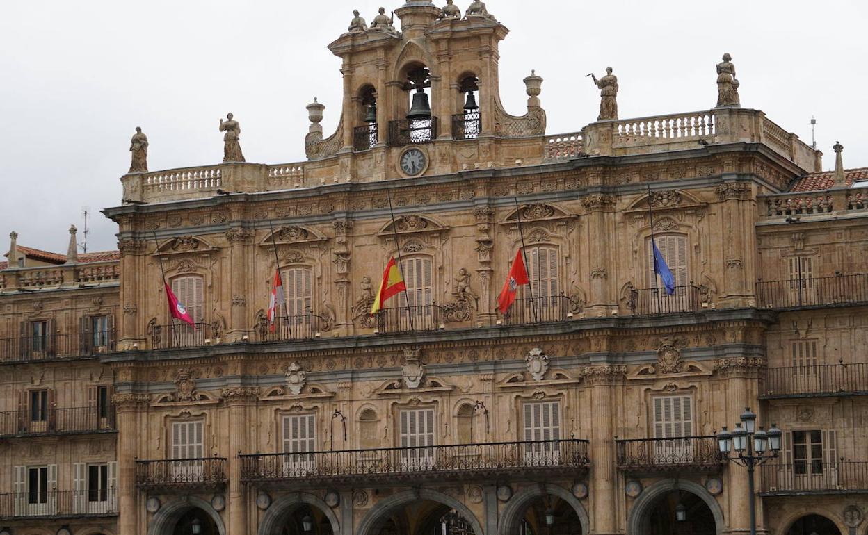 Banderas a media asta en el Ayuntamiento de Salamanca.
