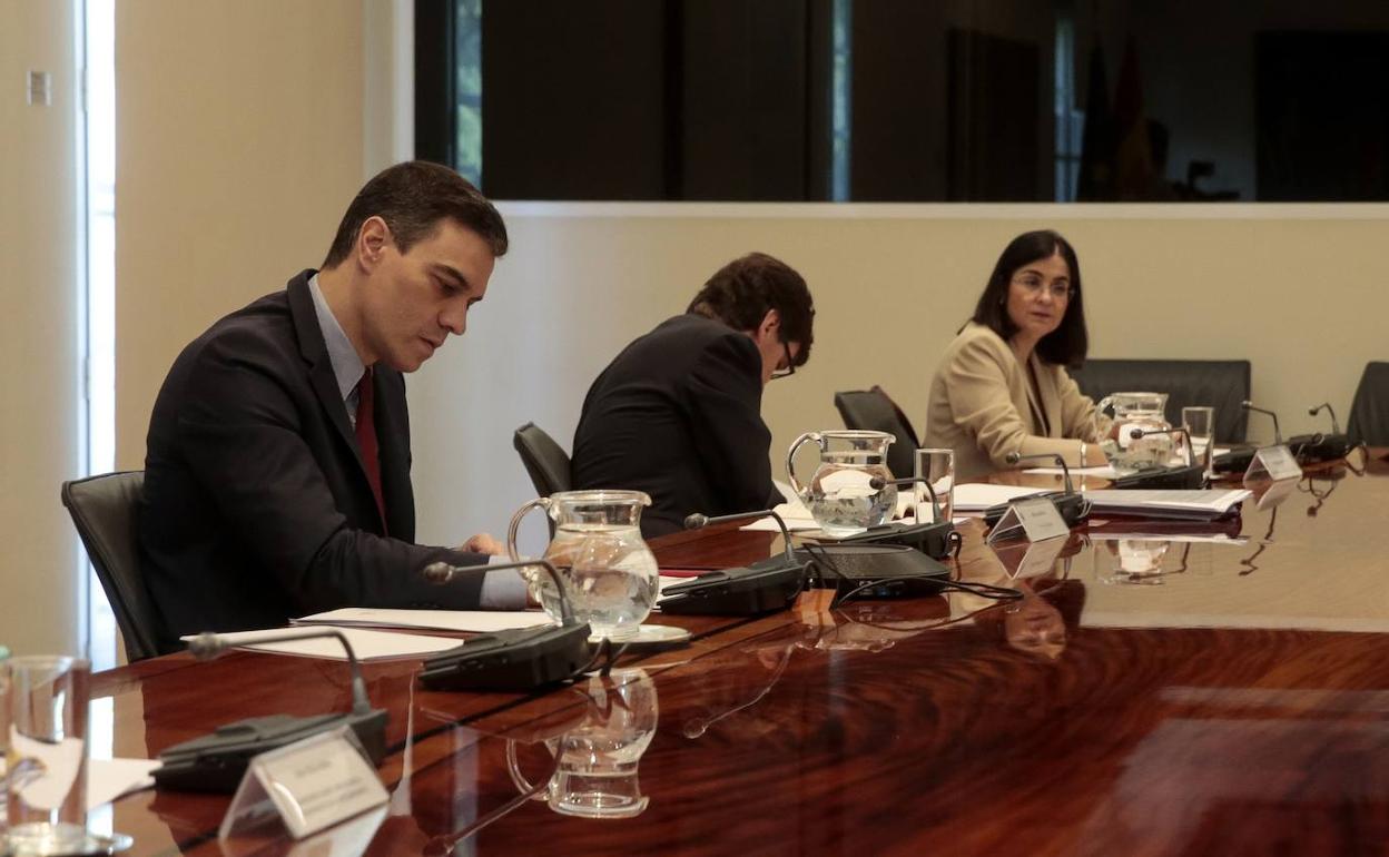 El presidente del Gobierno, durante la videoconferencia de ayer con los presidentes de las comunidades autónomas.