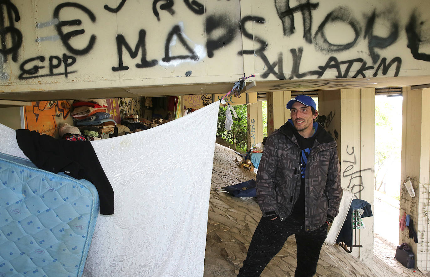 Ocho indigentes viven en improvisados chamizos bajo los pasos de Isabel la Católica y Condesa Eylo de Valladold a la espera de la relajación del estado de alarma para buscarse la vida