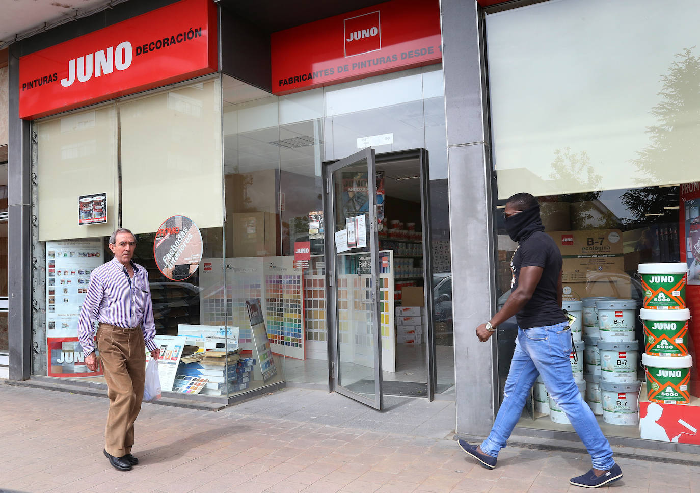 El comercio despierta ligeramente en la segunda jornada de la desescalada.