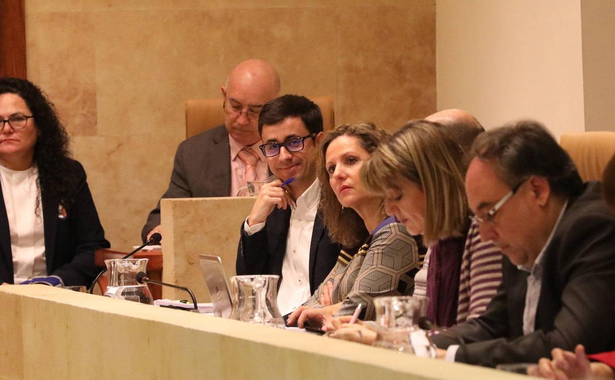 Miembros del Grupo Municipal Socialista durante un pleno en el Ayuntamiento. 