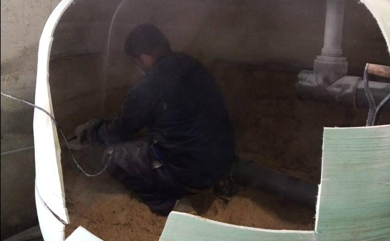 Un operario trabaja en el arreglo de las piscinas. 