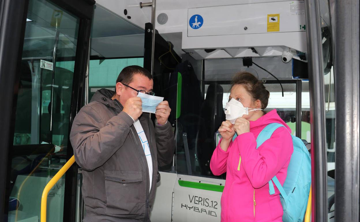 Dos usuarios se ajustan las mascarillas en un autobús de Auvasa. 