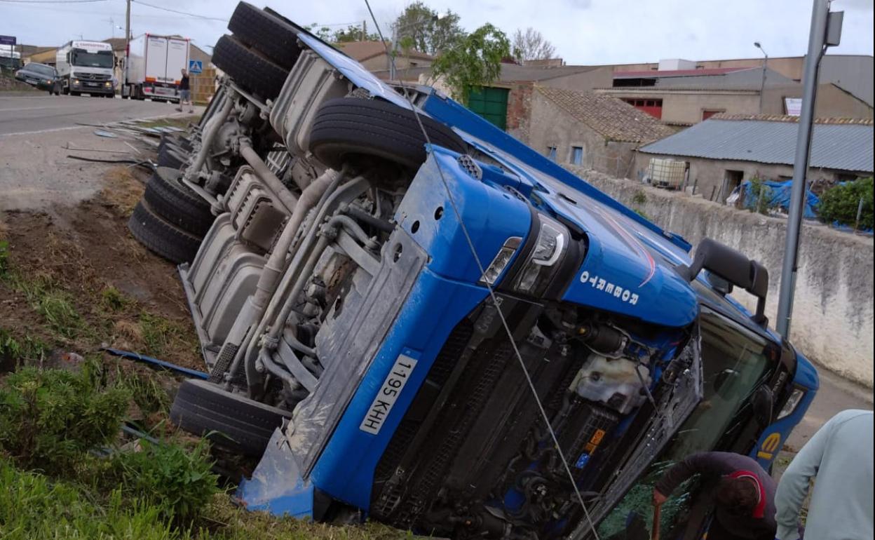 Vuelco de un camión de cerdos en Fompedraza (Valladolid). 