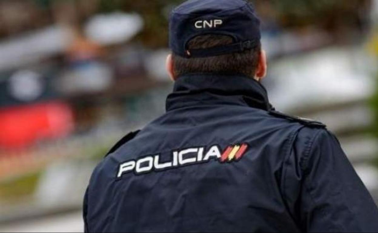 La Policía Nacional detiene a un hombre como presunto autor de un delito de desobediencia grave