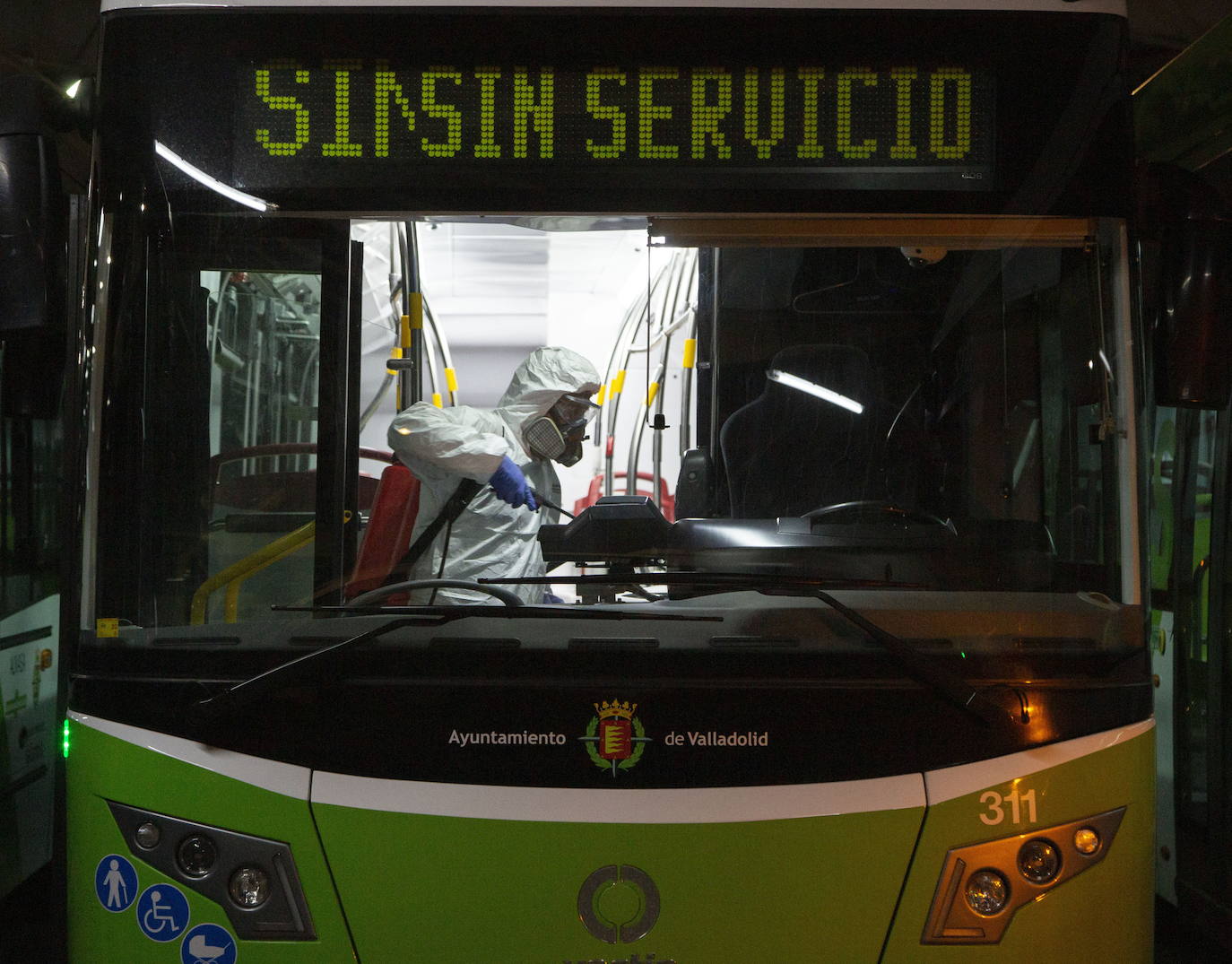 Un trabajador desinfecta uno de los vehículos de la flota de Auvasa. 