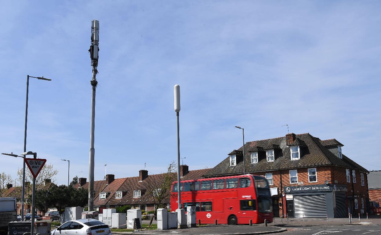 Varias antenas de 5G en Londres, donde algunas han sufrido ataques vandálicos al vincularlas con supuestas transmisiones del coronavirus.