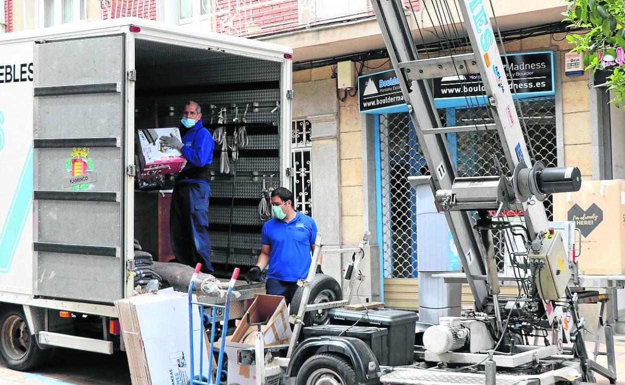 Dos trabajadores, durante una mudanza ayer en la calle José Zorrilla. 