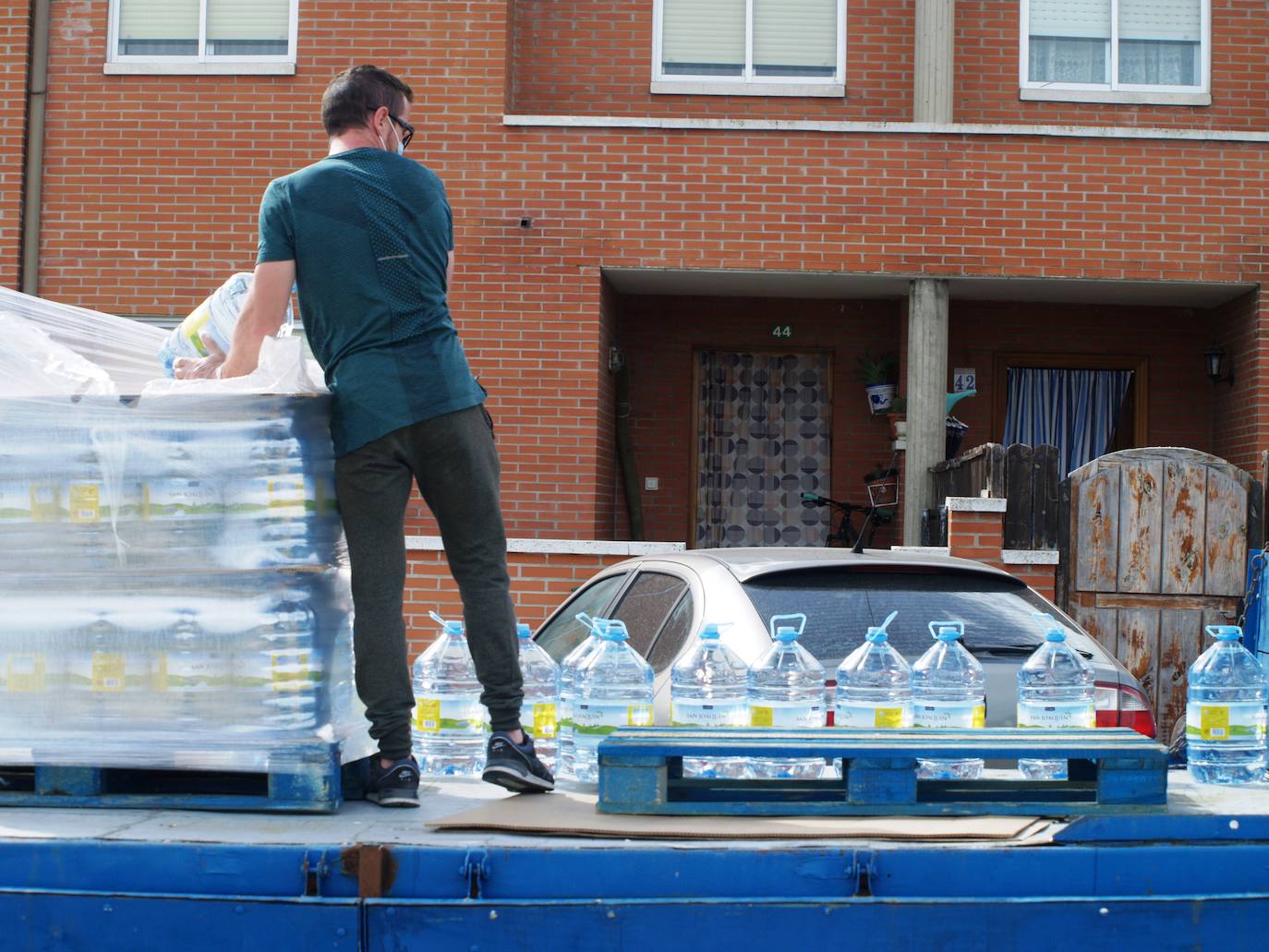 Los altos niveles de cloro han obligado a distribuir agua potable en el municipio vallisoletano de Alcazarén. 