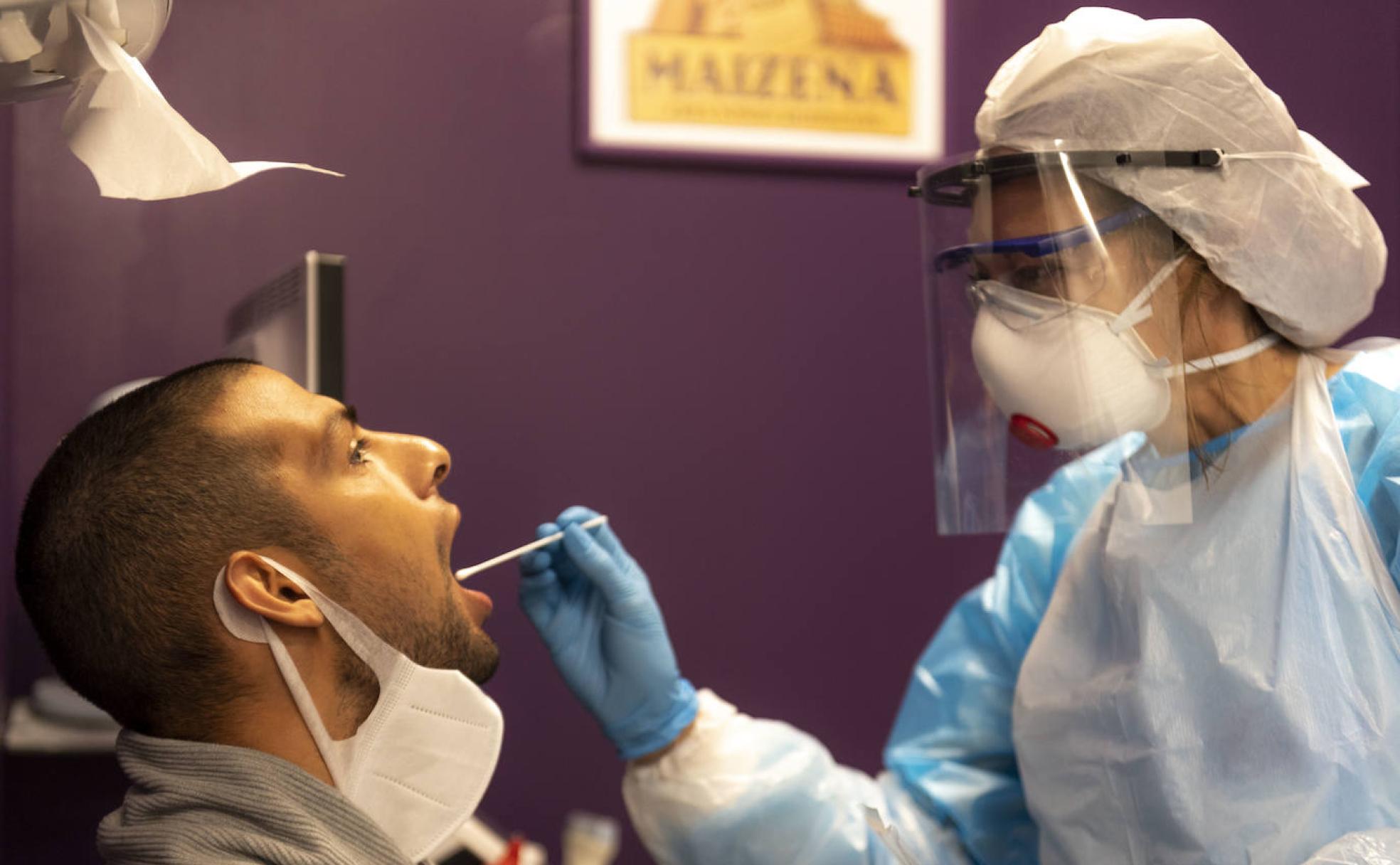 Una sanitaria recoge muestras de la mucosa de Joaquín, jugador del Real Valladolid. 