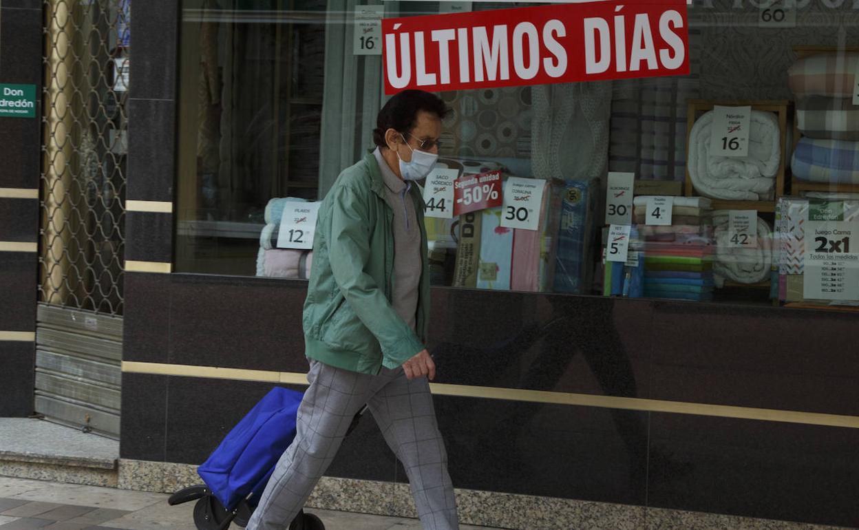 Un hombre pasa ante un establecimiento cerrado en Valladolid. 