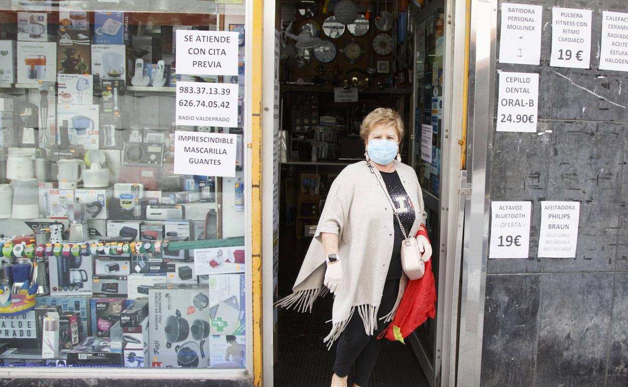 Una mujer sale de un comercio en Valladolid. 