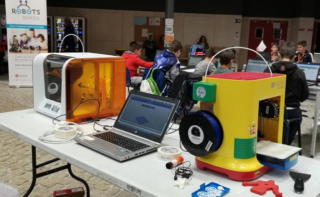 Imagen de archivo de alumnos realizando sus prácticas en el centro de Robots School. 