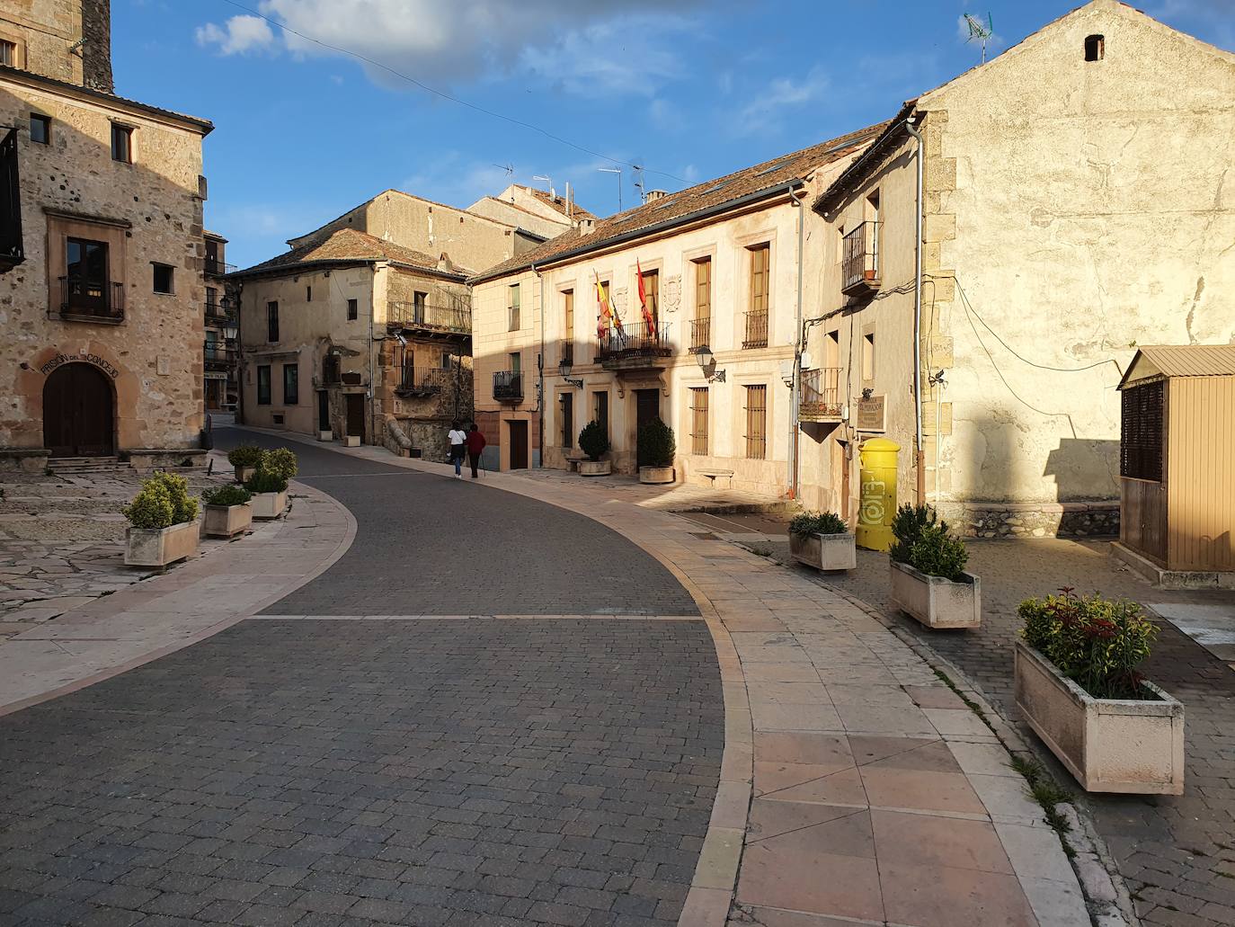 Dos mujeres pasean en la tarde de este viernes por una céntrica calle de Sepúlveda.