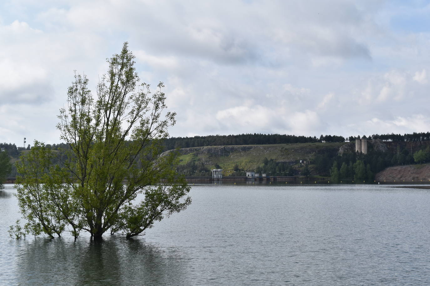 Un hombre contempla el embalse.