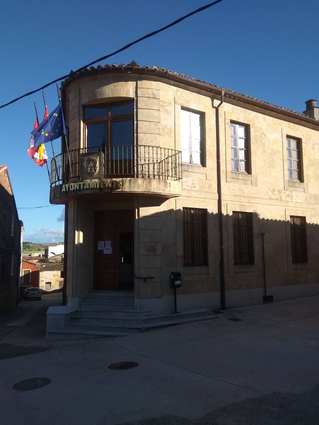 El Ayuntamiento de Corrales del Vino, en la provincia de Zamora. 