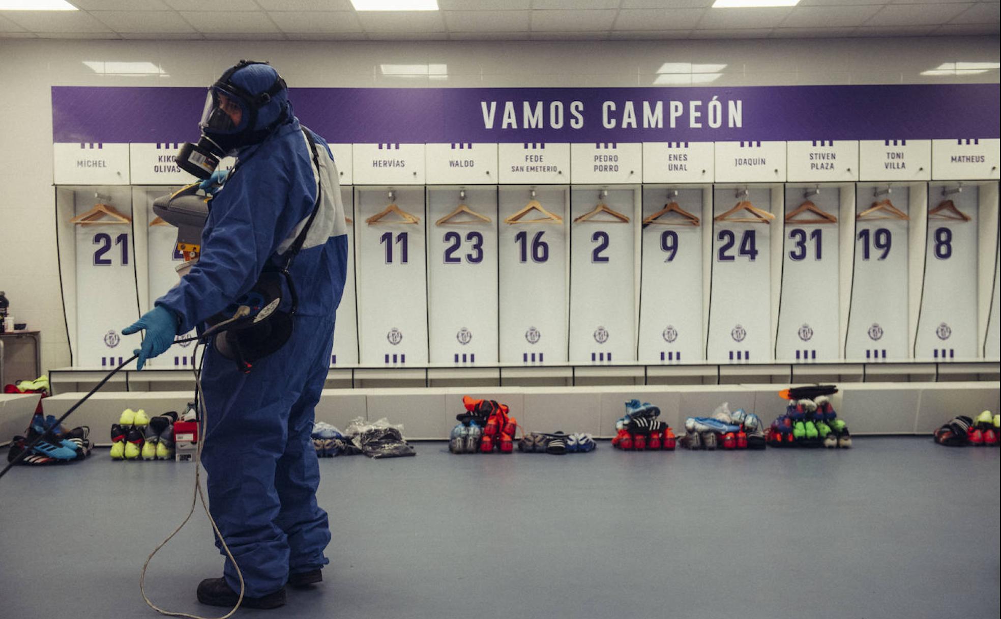 Un operario desinfecta el vestuario de la primera plantilla del Real Valladolid en el estadio Zorrilla. 
