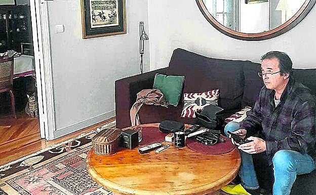 Javier Moro, piloto además de escritor, mata el gusanillo volando un dron en su salón.