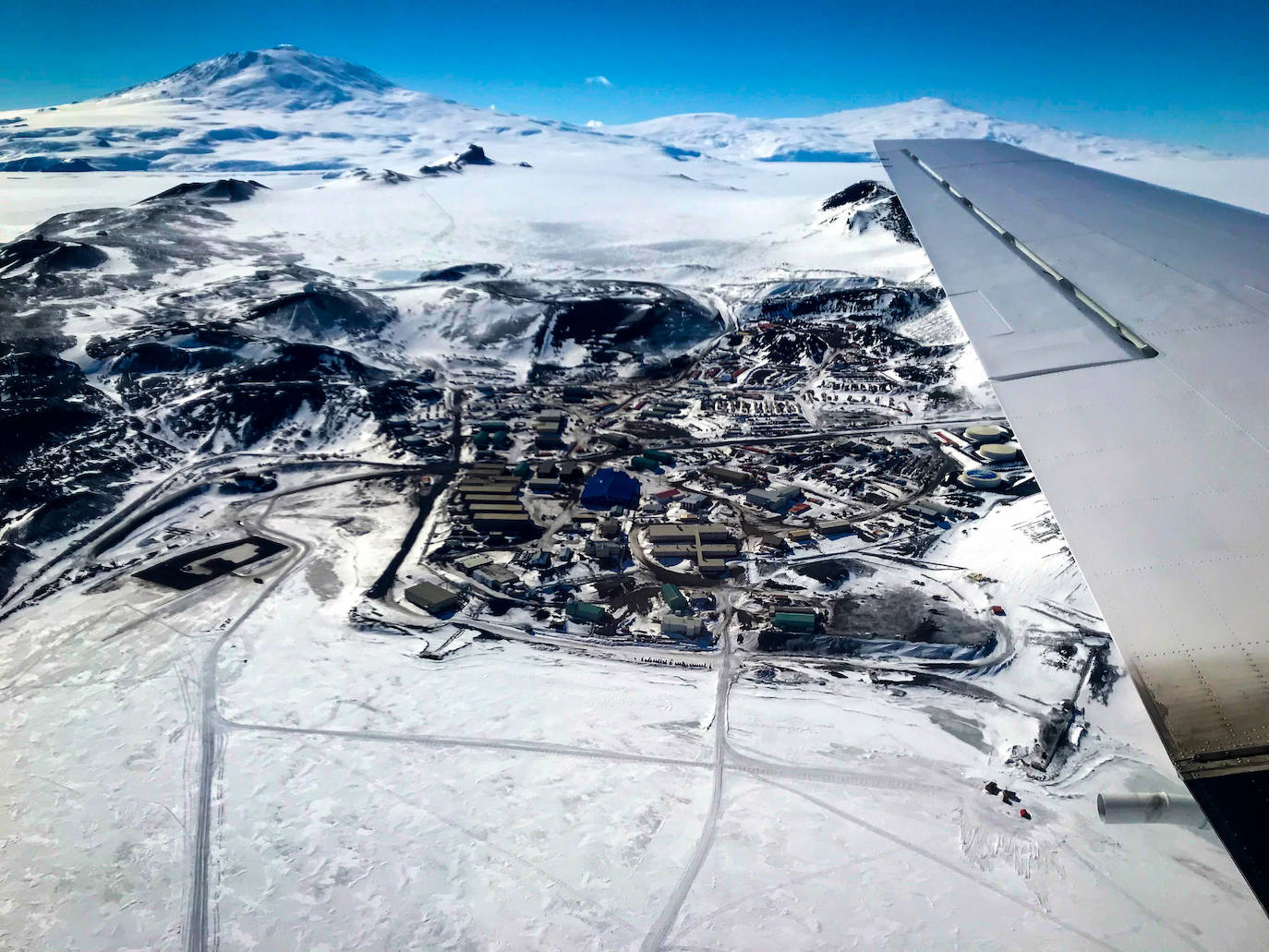 Estación McMurdo | Construida en plena Antártida, en la Isla de Ross, concentra más población que todo el continente (con algo más de 1.200 residentes) y se utiliza como base de investigación científica. Aunque su ubicación hace bastante complicado llegar a ella.