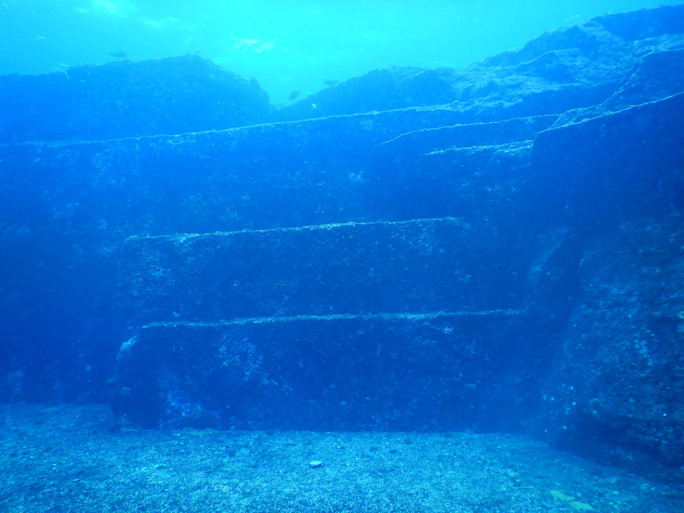 Yonaguni-Jima | Bajo las aguas de Japón permanecen estas formaciones rocosas que según los expertos podrían ser los restos de una antigua ciudad.