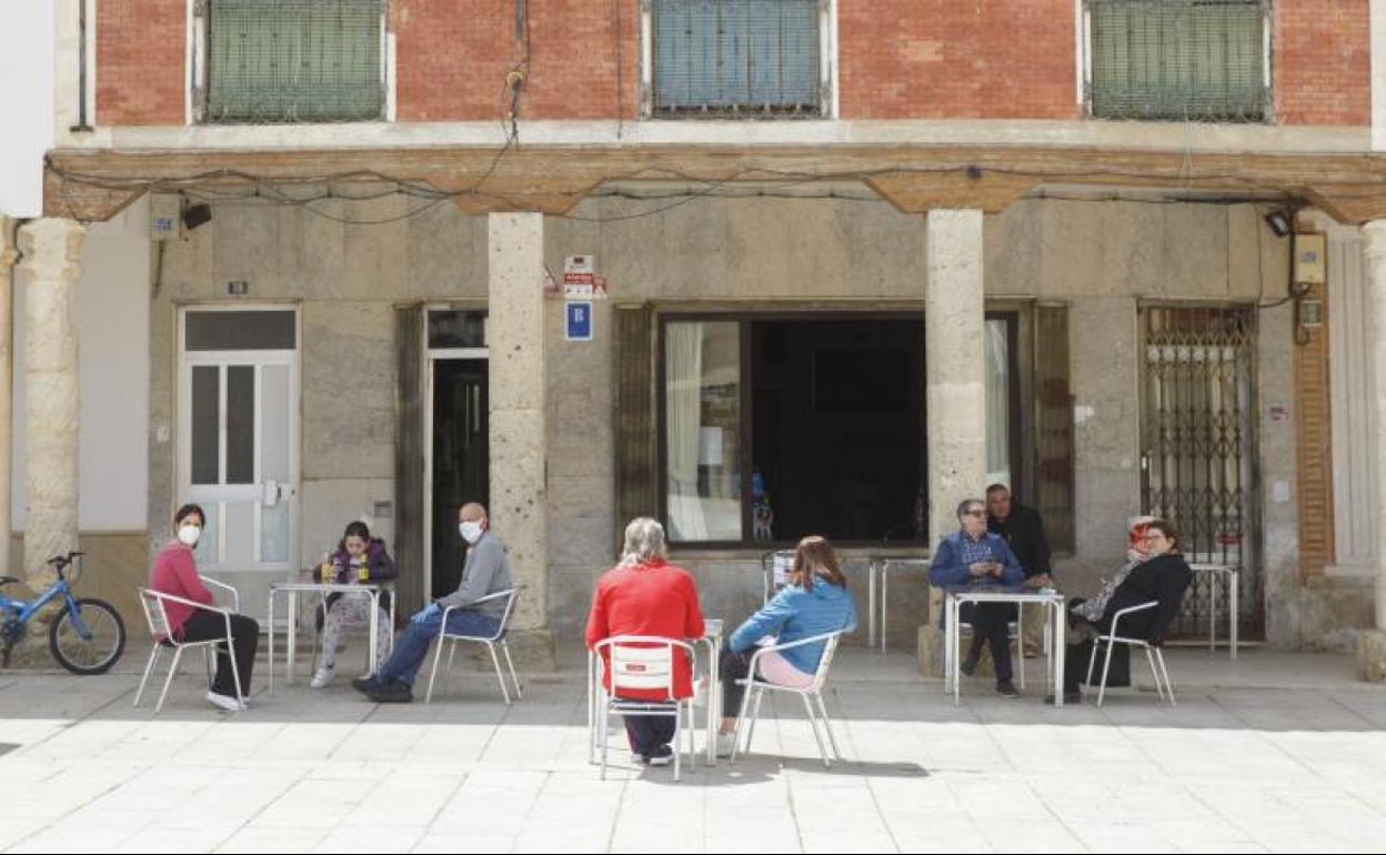 Vecinos de Villalpando (Zamora) aprovechan la entrada en la fase 1 para disfrutar de la terraza de un bar.