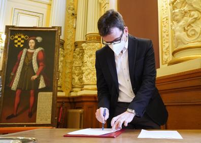 Imagen secundaria 1 - Los portavoces del PP, Pilar del Olmo; del PSOE, Pedro Herrero; y de Ciudadanos, Martín Antolín, durante la firma del pacto.