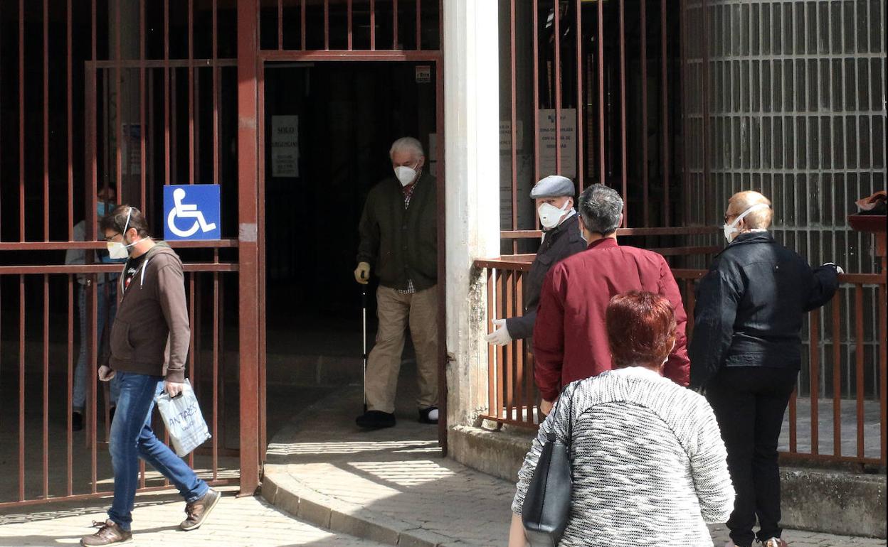 Trasiego de pacientes a la puerta del centro de salud de La Albuera, en Segovia, este lunes. 