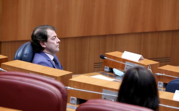 Alfonso Fernández Mañueco sigue las intervenciones del pleno desde su escaño.