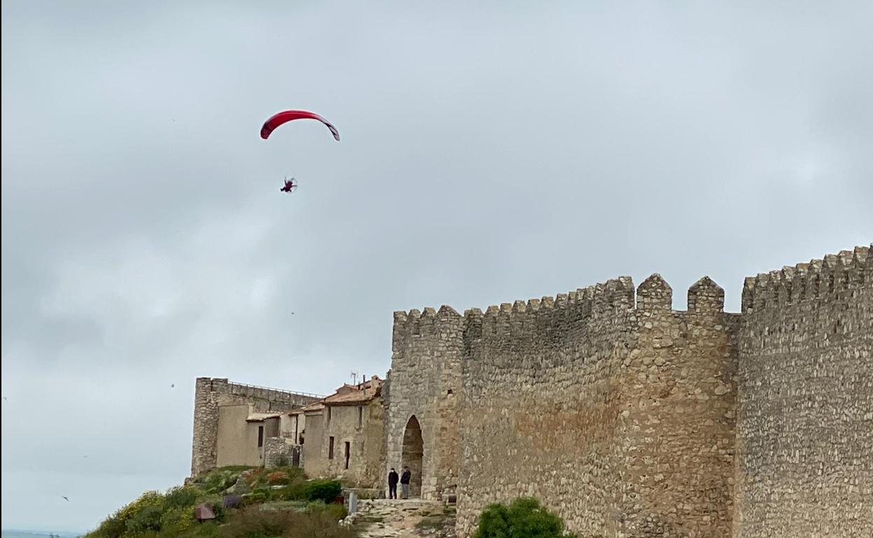 El parapentista, esta mañana, en Urueña. 