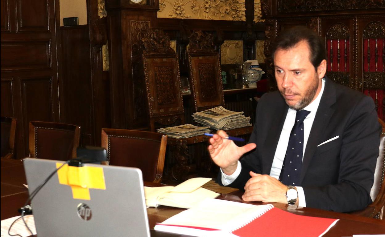 El alcalde de Valladolid, Óscar Puente, durante el Pleno telemático en el Ayuntamiento. 