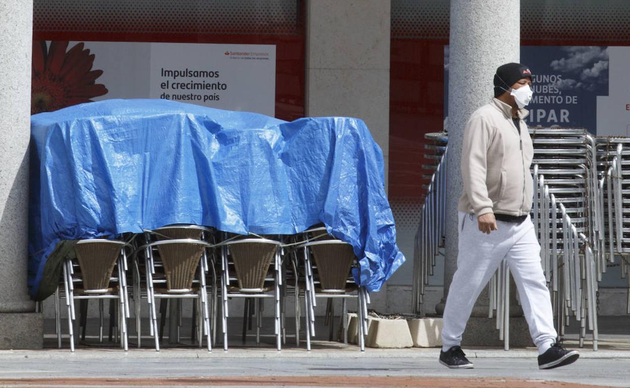 Mobiliario de terrazas oculto bajo unos plásticos en la Plaza Mayor de Valladolid. 