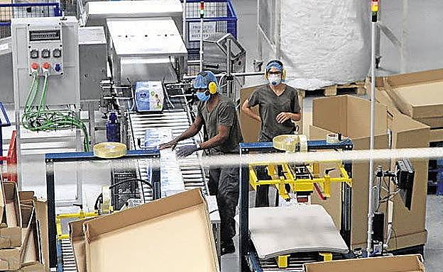 El 33% de empresas de la región han parado la actividad, siete puntos más que la media del país