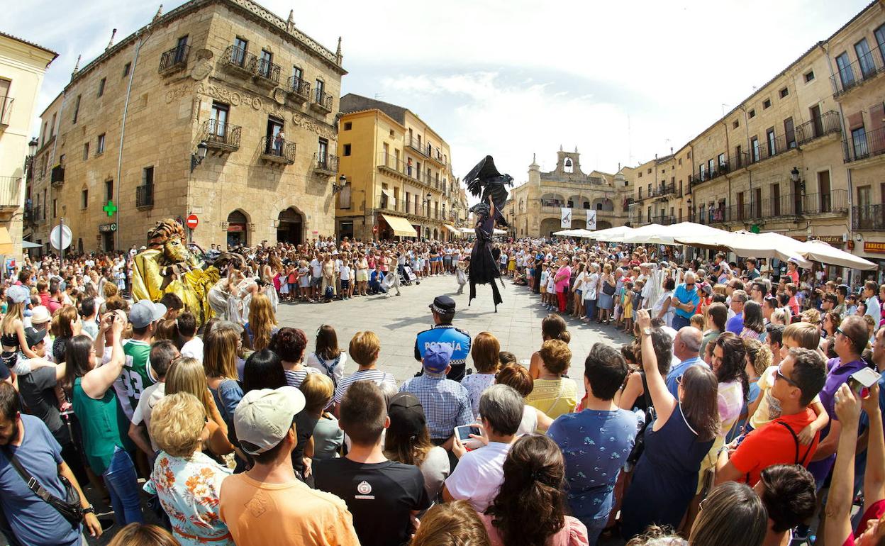 El público abarrota la plaza de Ciudad Rodrigo durante un espectáculo de calle. 