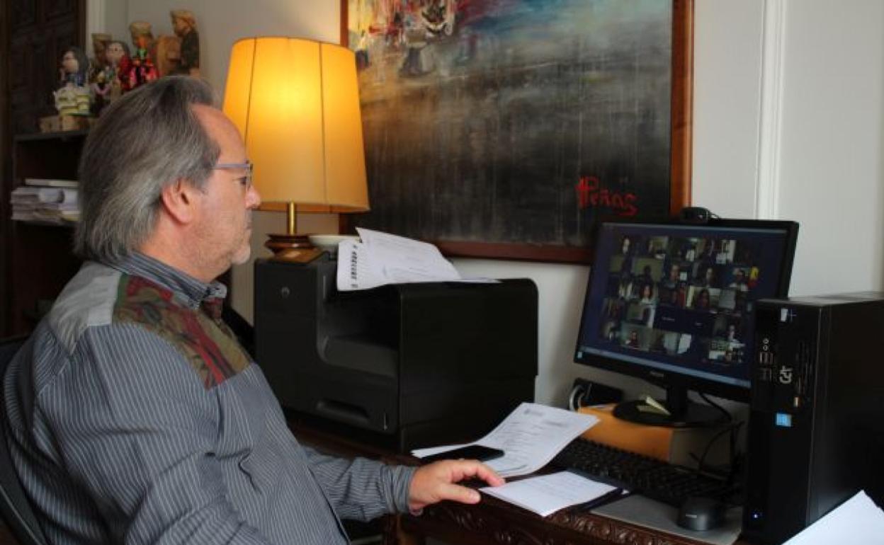 El alcalde de Zamora, Francisco Guarido, durante el pleno telemático. 