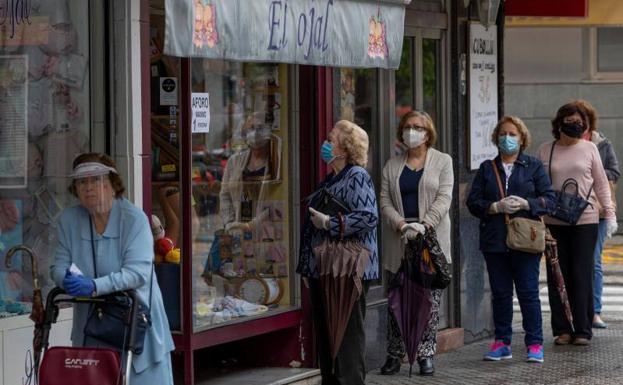 Sanidad da un paso más y ya estudia el uso obligatorio de mascarillas en espacios públicos