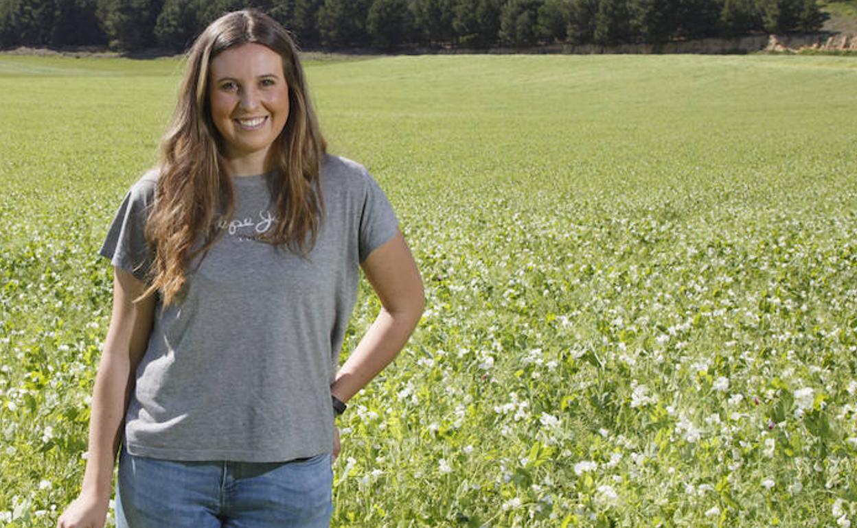 Carolina Bravo en uno de los campos de Cigales. 