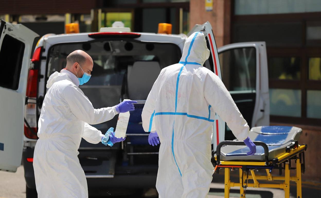 Sanitarios salmantinos junto al Clínico.