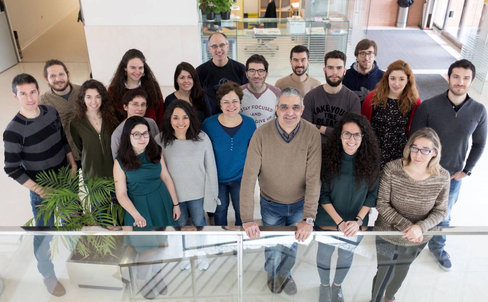 Un grupo de investigadores del Centro de Investigación del Cáncer de Salamanca, junto a Xosé Bustelo.