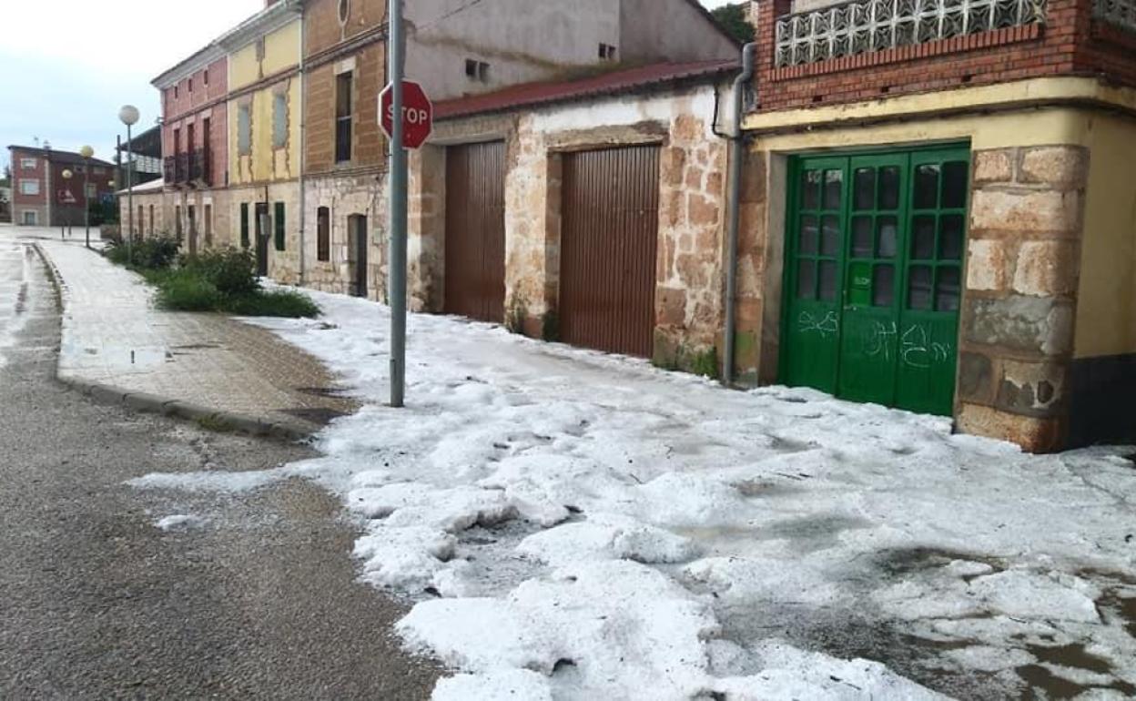 Imagen del día después de la granizada caída el viernes en Tordómar. 