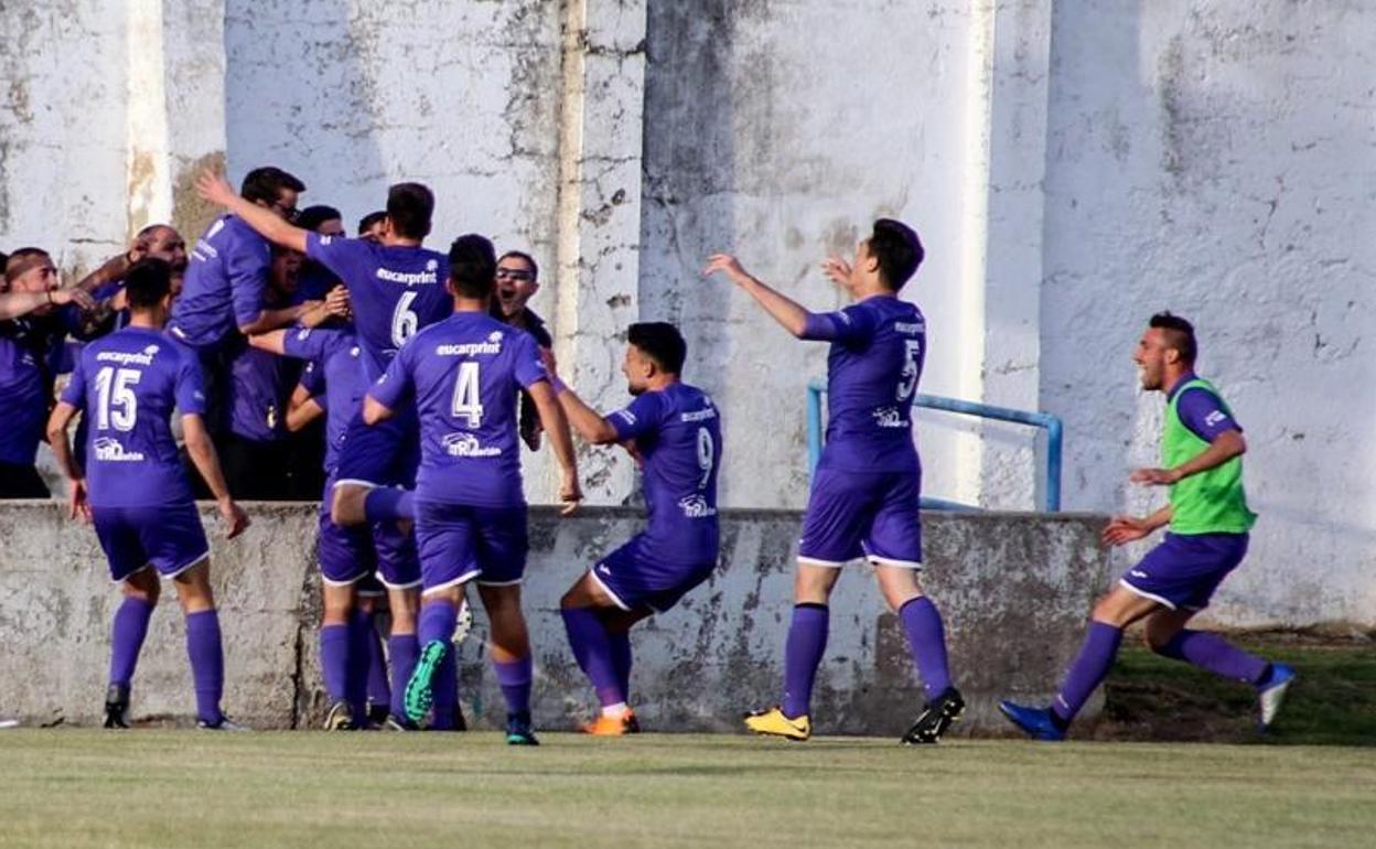 Los jugadores del Peñaranda celebran un gol esta temporada. 